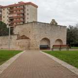 L�edificio sembra essere leggermente affossato nel terreno, segno che in passato il piano di calpestio era pi� basso dell�attuale